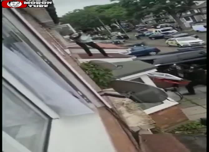 Video :Police stop a guy brandishing a knife and yelling Allah Akbar